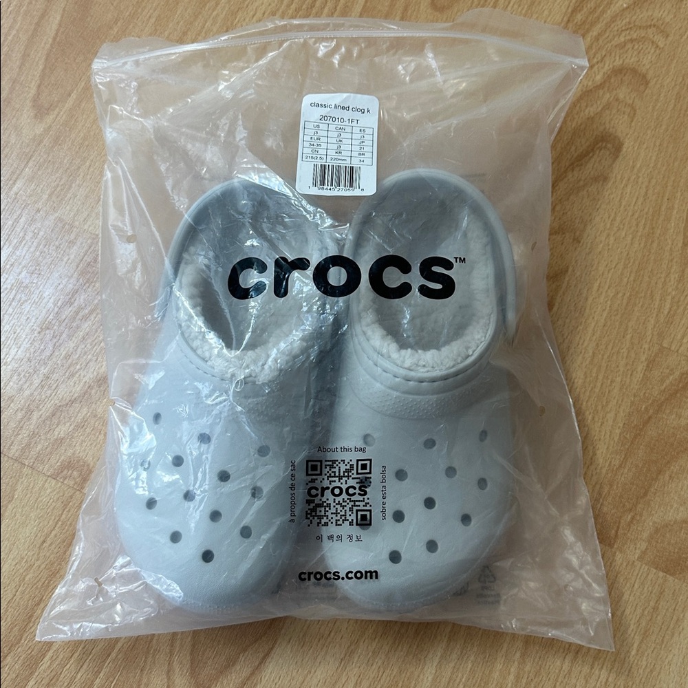 CROCS Kids Lined Clogs in Light Gray with Sherpa Size 3